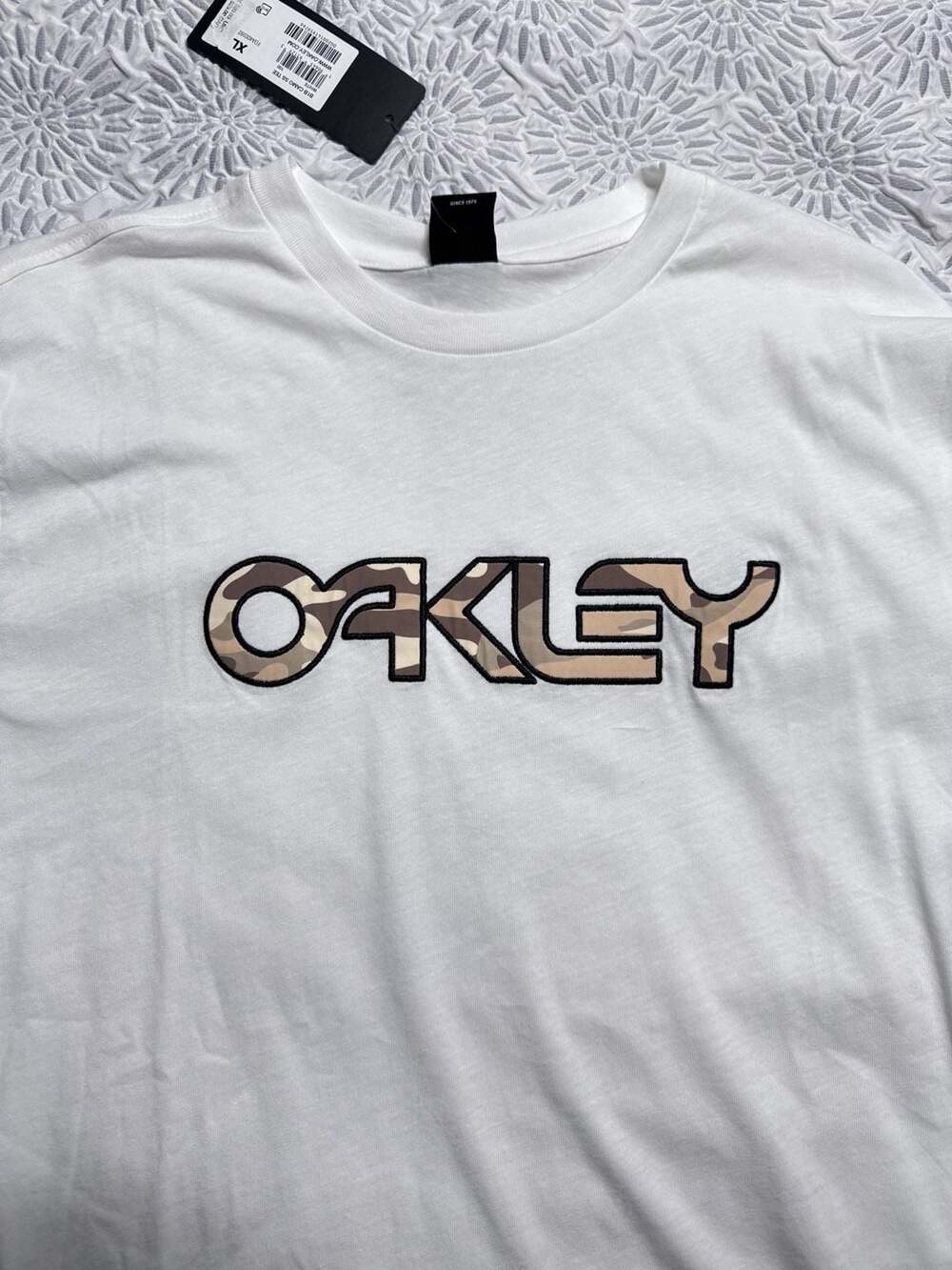 Oakley Brown Tan Camo Tee Size XL White Short Sleeve Shirt